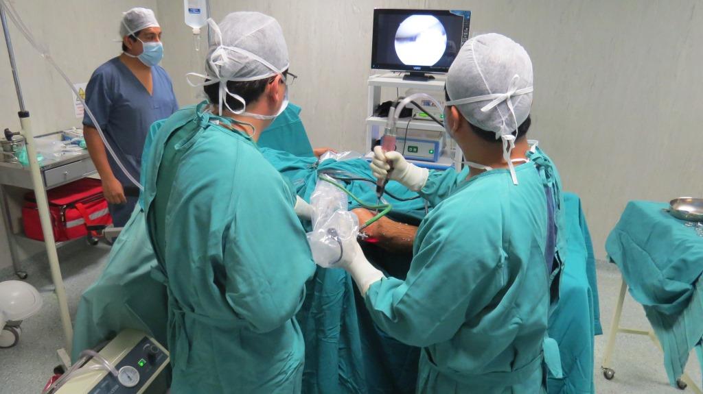 Equipo de médicos con anestesiologo